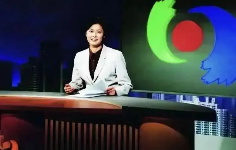 最后一次主持《焦点访谈》，她向观众深深鞠躬……