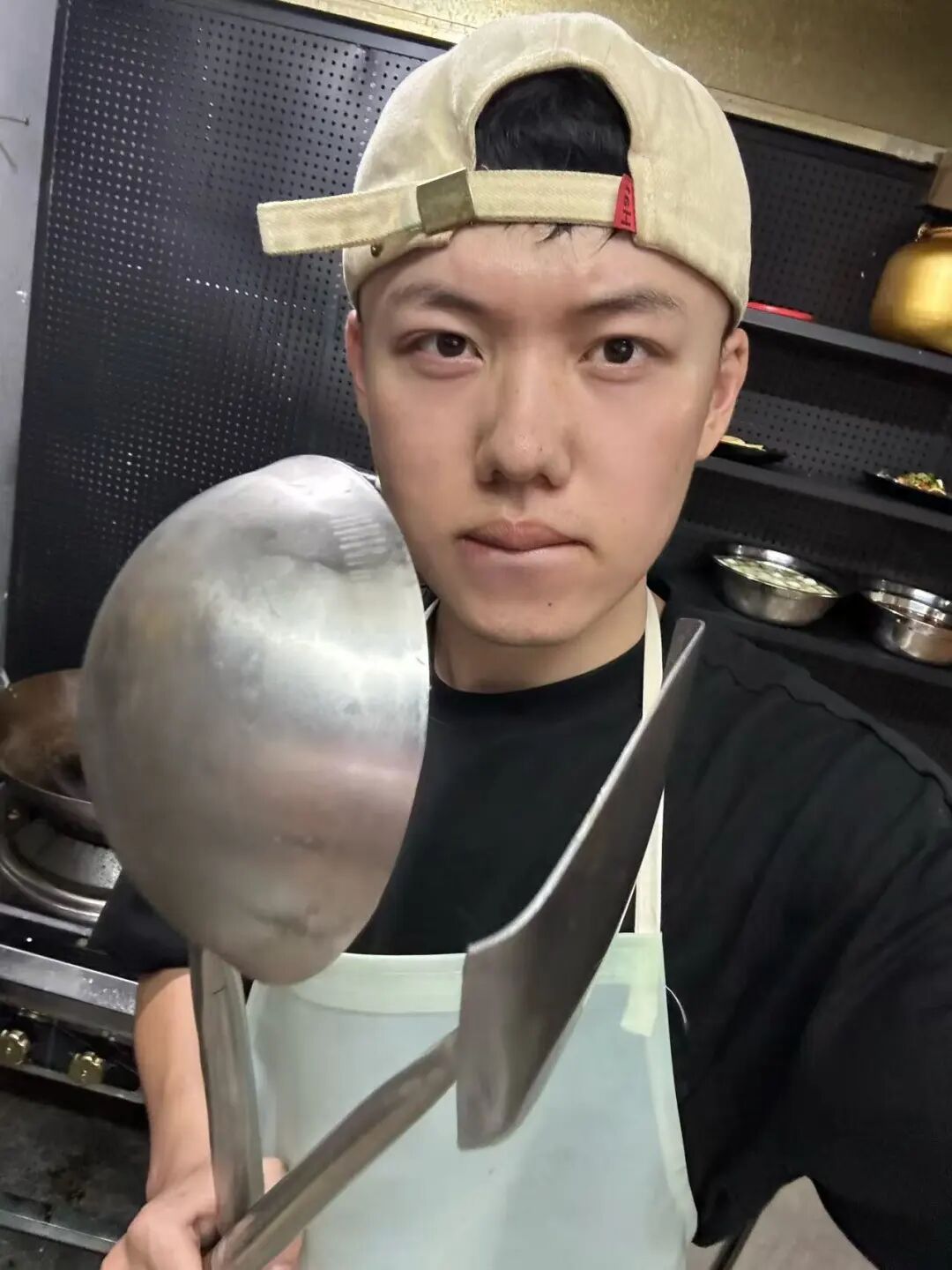 广州一鸡煲店火了！老人拄着拐杖颤颤巍巍在门口徘徊不敢进，店主送上免费饭菜