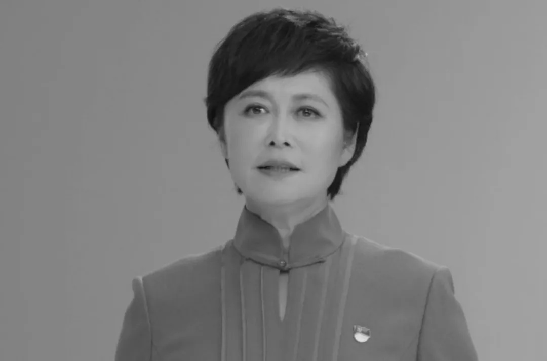 最后一次主持《焦点访谈》，她向观众深深鞠躬……