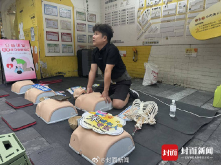 跪着教学四个半小时 47岁退役空降兵街头摆摊教急救