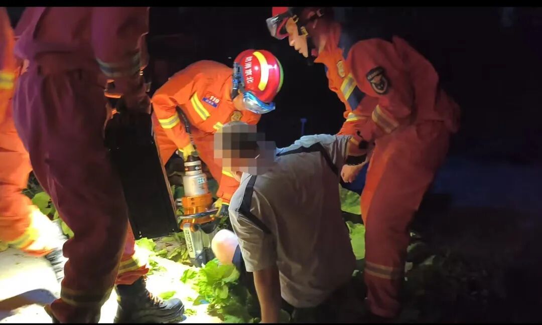 中年男子腿部卡入水泥预制板缝隙 消防紧急救助