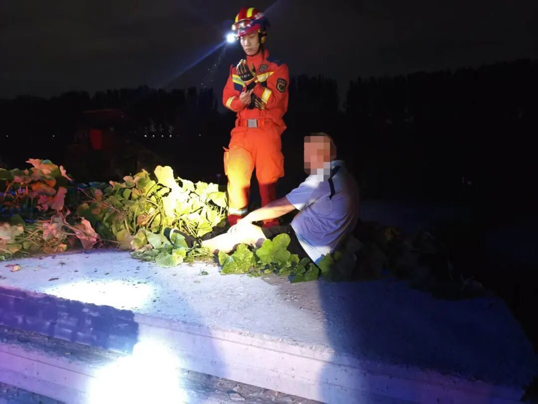 中年男子腿部卡入水泥预制板缝隙 消防紧急救助