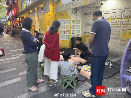 跪着教学四个半小时 47岁退役空降兵街头摆摊教急救
