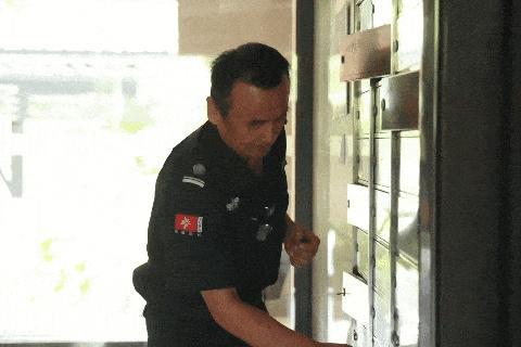 四盒没人取的牛奶，救人一命！