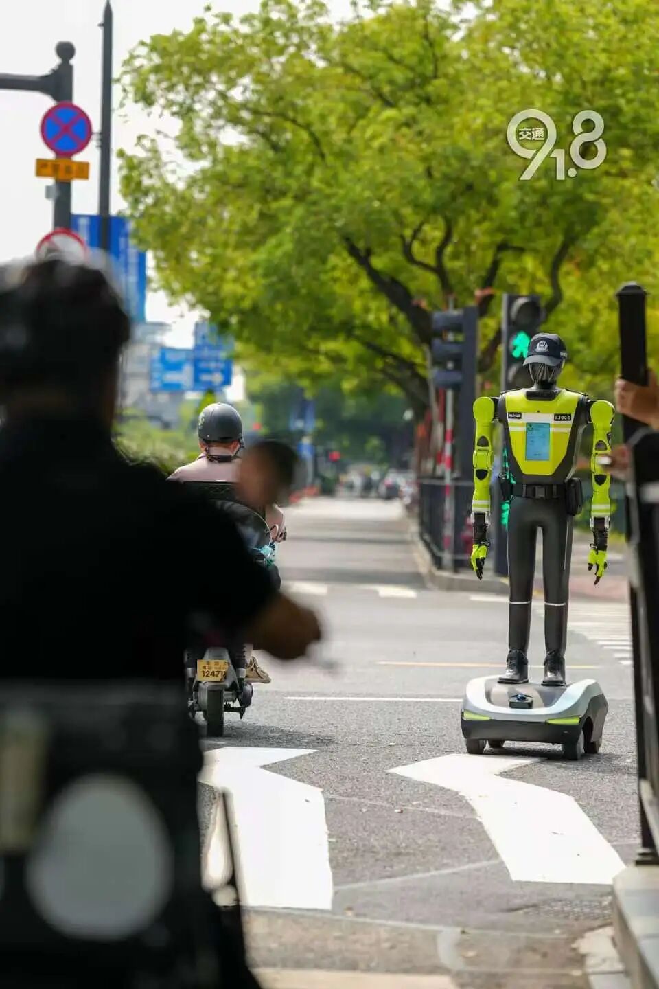 今早,杭州街头“赛博交警”飙英文!70岁大伯当场试了试:灵得很! 今早,杭州街头“赛博交警”飙英文!70岁大伯当场试了试:灵得很!