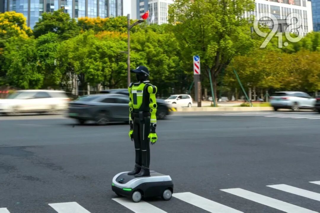 今早,杭州街头“赛博交警”飙英文!70岁大伯当场试了试:灵得很! 今早,杭州街头“赛博交警”飙英文!70岁大伯当场试了试:灵得很!