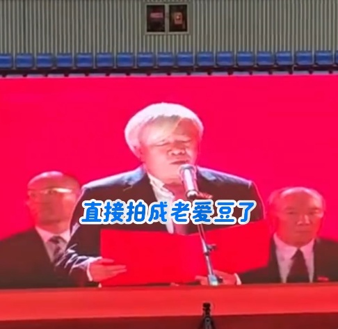 浙大教授开学典礼“甩白发”意外走红！学校回应：其头发颜色为自然生长，平时也这样