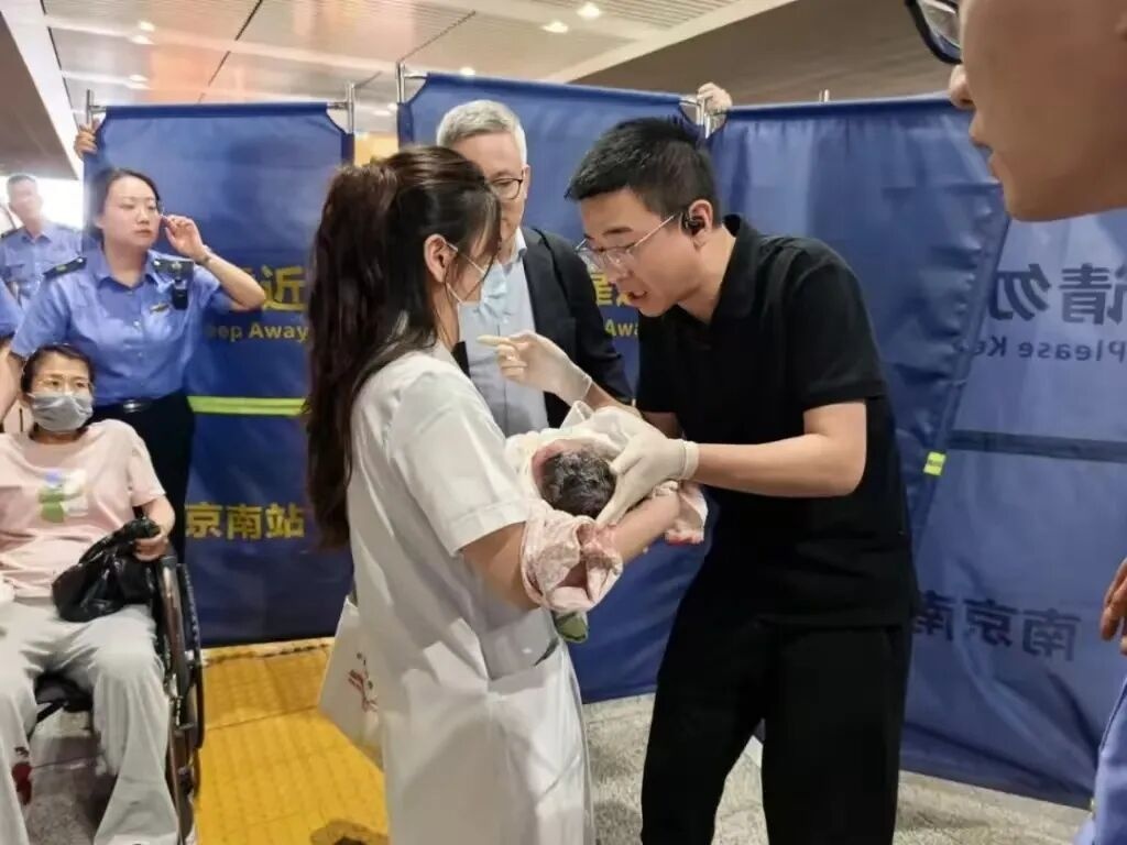 高铁上孕妇突发临产,海医大军医挺身而出守护母子平安! 高铁上孕妇突发临产,海医大军医挺身而出守护母子平安!
