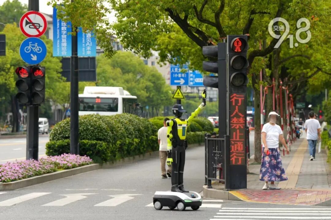 今早,杭州街头“赛博交警”飙英文!70岁大伯当场试了试:灵得很! 今早,杭州街头“赛博交警”飙英文!70岁大伯当场试了试:灵得很!