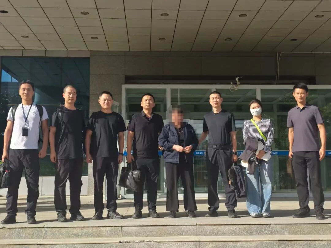 女子趁男友醉酒昏睡之际,用绳索将其绞杀,潜逃25年,结婚后更名改姓,漂白身份;落网现场嚎啕大哭 女子趁男友醉酒昏睡之际,用绳索将其绞杀,潜逃25年,结婚后更名改姓,漂白身份;落网现场嚎啕大哭