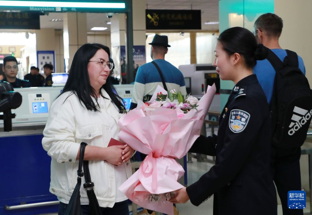 黑龙江黑河口岸出入境旅客破百万 创历史同期新高 黑龙江黑河口岸出入境旅客破百万 创历史同期新高