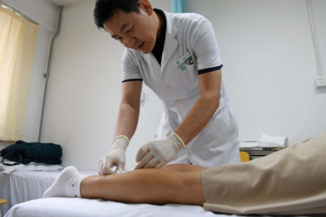 晨起僵硬、久坐腰痛？不是老了！医生：全身的“筋膜网”该保养了