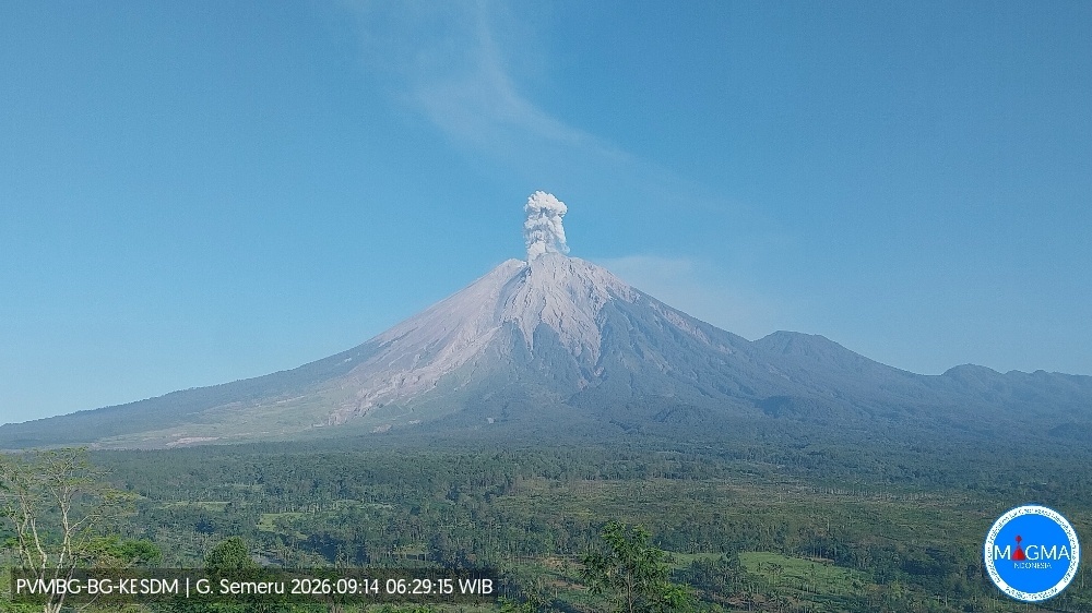 印尼塞梅鲁火山连续3次喷发 火山灰柱高达1000米