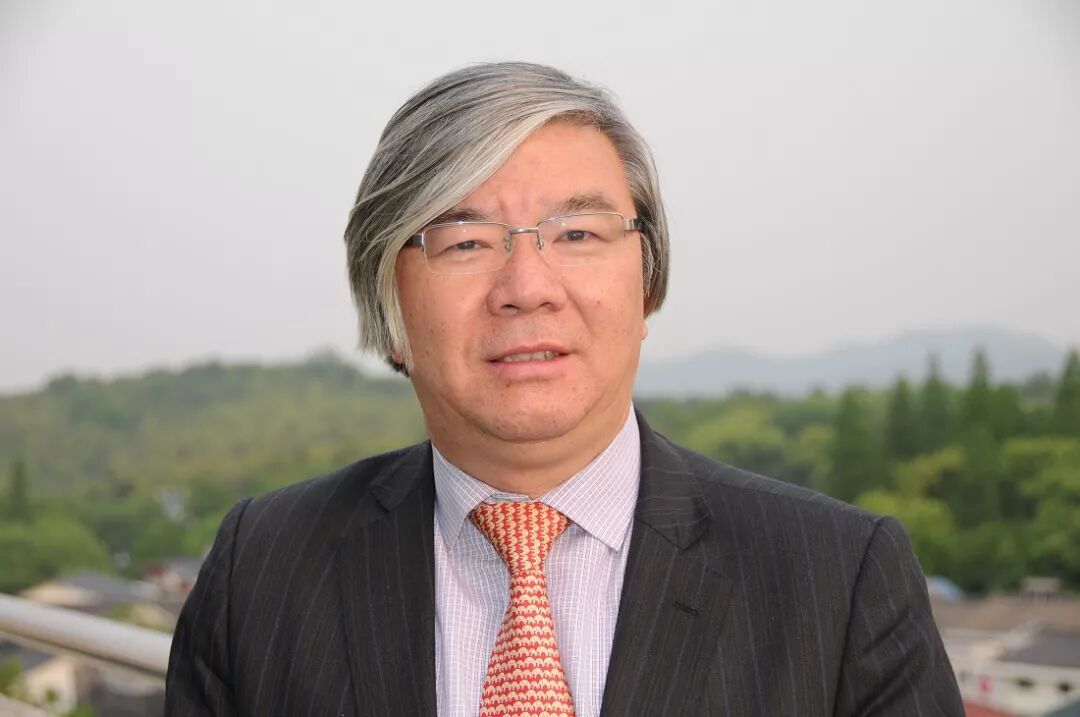 浙大教授开学典礼“甩白发”意外走红！学校回应：其头发颜色为自然生长，平时也这样