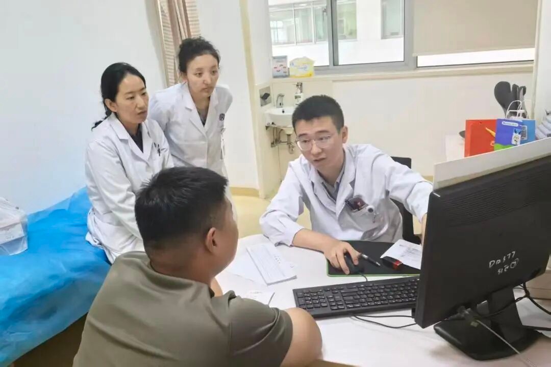 高铁上孕妇突发临产,海医大军医挺身而出守护母子平安! 高铁上孕妇突发临产,海医大军医挺身而出守护母子平安!