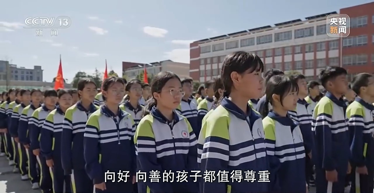新闻周刊丨“让花成花 让树成树” 全网刷屏的8分钟开学致辞值得细读