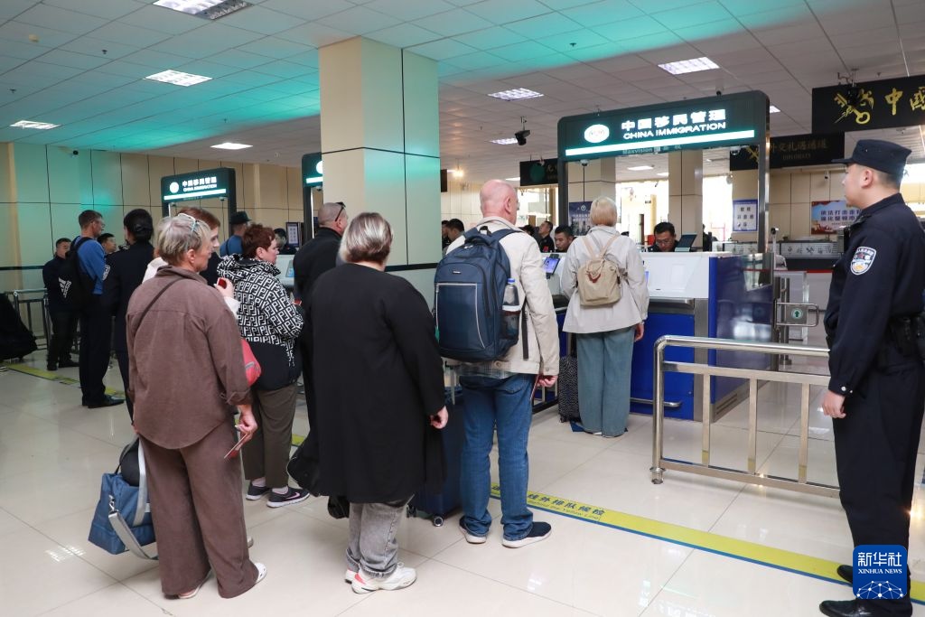 黑龙江黑河口岸出入境旅客破百万 创历史同期新高 黑龙江黑河口岸出入境旅客破百万 创历史同期新高