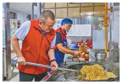 10年坚持送爱心早餐，他们让环卫工人吃上热乎早饭