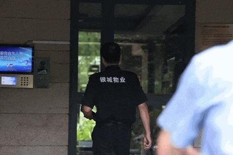 四盒没人取的牛奶，救人一命！