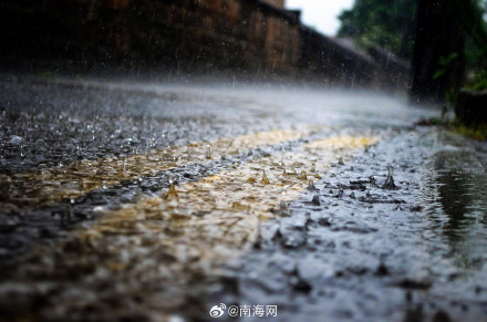 海南遭遇强降雨 多市县发布暴雨红色预警 海南遭遇强降雨 多市县发布暴雨红色预警