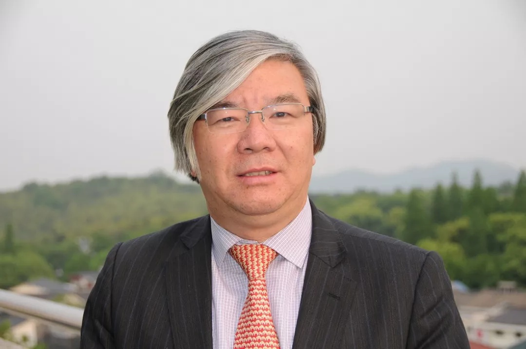 浙大开学典礼教授发言,因飘逸半边刘海和甩头发动作走红,神似陶喆、毛阿敏 浙大开学典礼教授发言,因飘逸半边刘海和甩头发动作走红,神似陶喆、毛阿敏