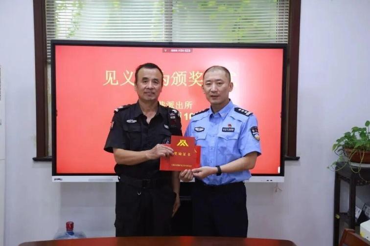 四盒没人取的牛奶，救人一命！