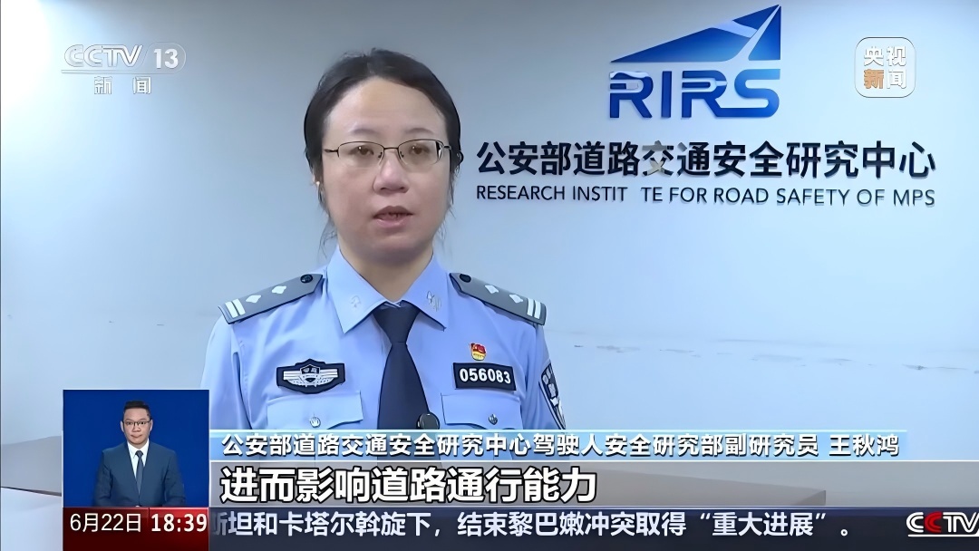 街头惊险一幕，交警紧急喊停！不少人都习惯了，网友：该不该罚？