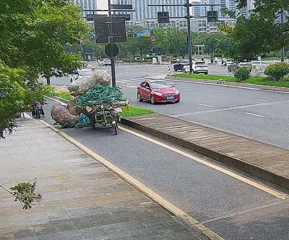 杭州城管杨歌斐火了,因为他上班时“收废品”:“你的车子装不下了,装我们车上吧!” 杭州城管杨歌斐火了,因为他上班时“收废品”:“你的车子装不下了,装我们车上吧!”