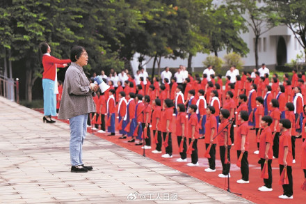 张桂梅婉拒装电梯称钱该花在学生身上