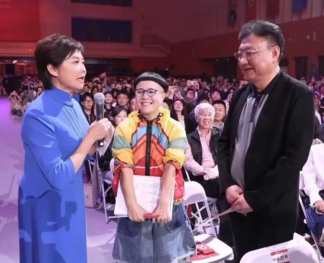 “金龟子”刘纯燕发长文悼念敬一丹，称敬一丹曾是她的大学辅导员，见证了自己和王宁一路走来的爱情，“谢谢您看着我们长大，特别想您”