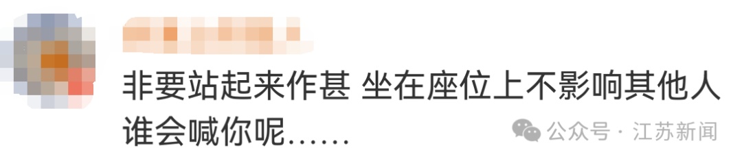 演唱会现场男子跪地向女友求婚,遭后排观众齐声高喊“坐下”,保安介入制止 演唱会现场男子跪地向女友求婚,遭后排观众齐声高喊“坐下”,保安介入制止