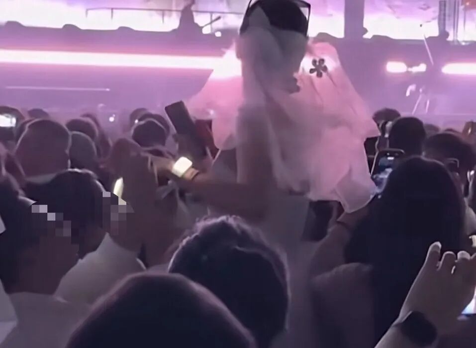 情侣在演唱会求婚遭后排喊“坐下” 拍摄者：自己花大几千购票，只想安静听歌