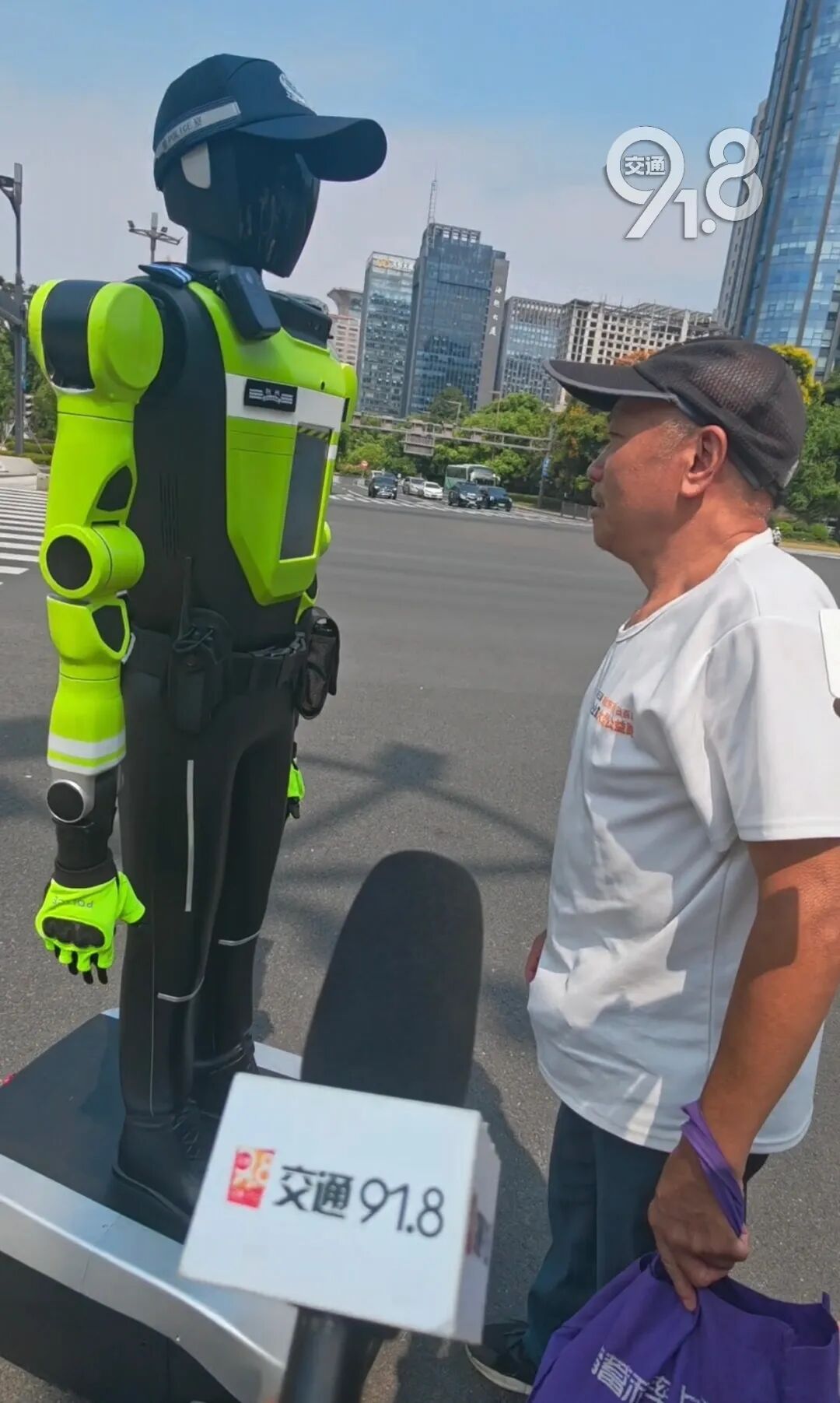 今早,杭州街头“赛博交警”飙英文!70岁大伯当场试了试:灵得很! 今早,杭州街头“赛博交警”飙英文!70岁大伯当场试了试:灵得很!