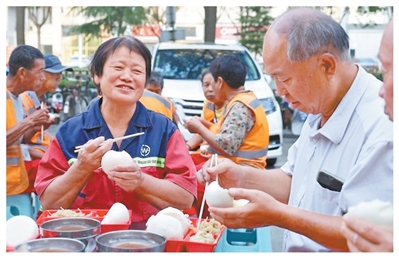 让环卫工人吃上热乎早饭（暖相册）