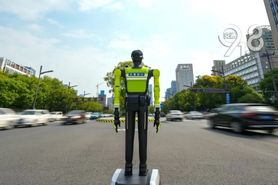 今早,杭州街头“赛博交警”飙英文!70岁大伯当场试了试:灵得很! 今早,杭州街头“赛博交警”飙英文!70岁大伯当场试了试:灵得很!