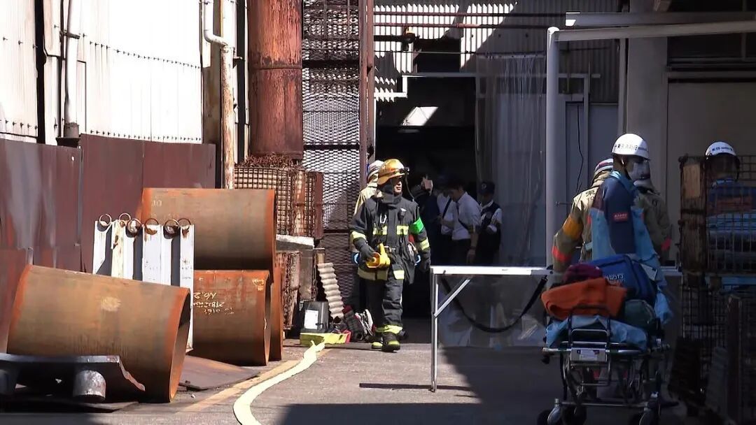 日本东京一家工厂发生爆炸,3名员工受伤,工厂内玻璃等碎片四处飞散 日本东京一家工厂发生爆炸,3名员工受伤,工厂内玻璃等碎片四处飞散