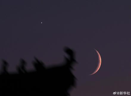 星空相册丨本年度最后一次长庚伴月现身天宇