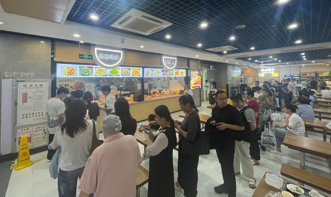 低糖现烤！郑州一医院食堂手工月饼走红→