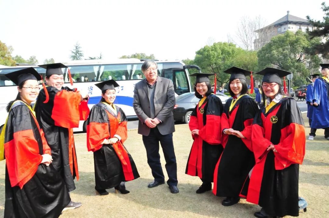 浙大教授因“飘逸刘海”意外走红网络！还是“学术男神”，还和学生玩“狼人杀”……