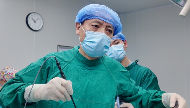 一周吃三四次烤肉、烧烤,贵州44岁男子胆囊取出罕见“柿子”结石 一周吃三四次烤肉、烧烤,贵州44岁男子胆囊取出罕见“柿子”结石