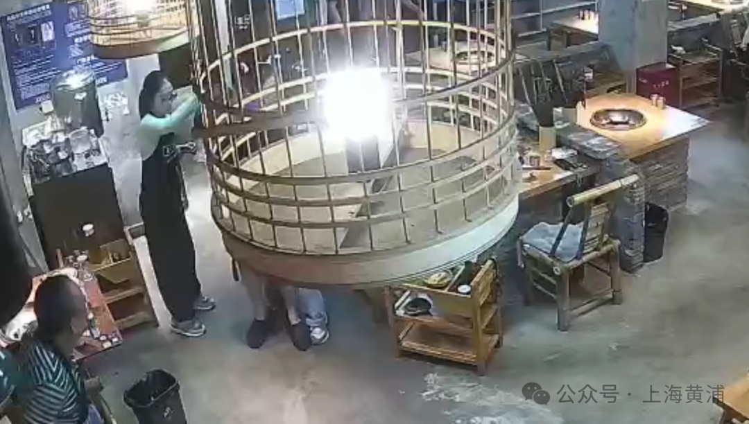 事发一火锅店！男子异物卡喉命悬一线，上海医生挺身而出→