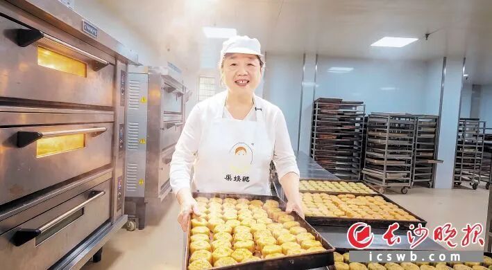 员工淡季每人每月只上4天班，但社保照交、工资按时发！71岁大姐开的“长沙版的胖东来”，火了