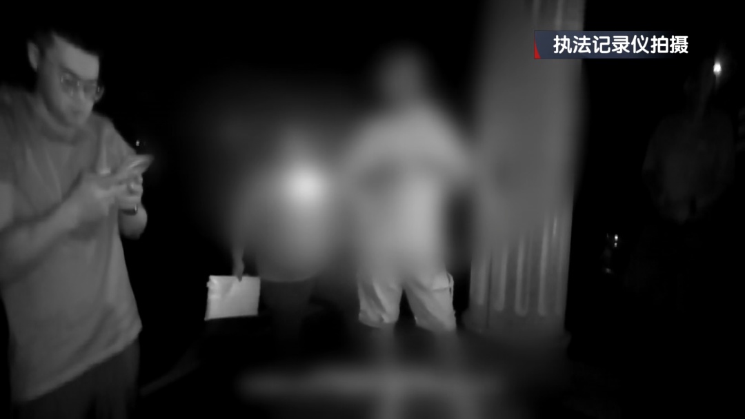 北京警方刑拘1名男子：“手戴大金表，夹着中华烟”