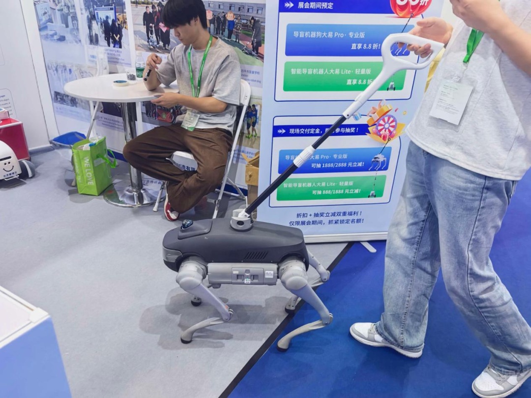 科技助残新突破 | AI助盲眼镜、智能导盲犬加速落地 科技助残新突破 | AI助盲眼镜、智能导盲犬加速落地