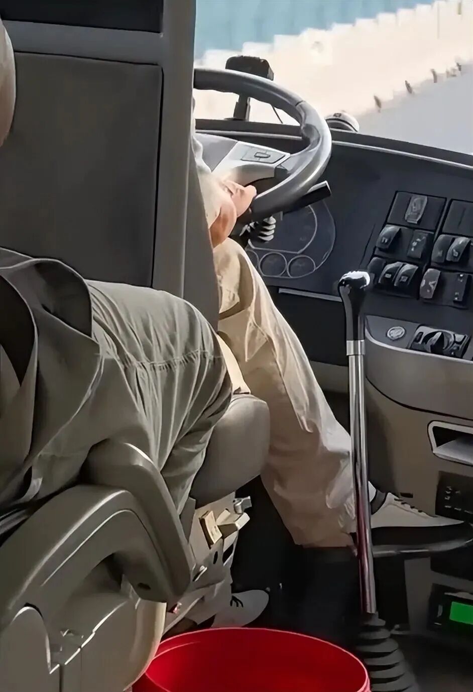 大巴司机在高速上行驶期间跷二郎腿引热议,客运方:属于违规危险驾驶行为,已批评教育 大巴司机在高速上行驶期间跷二郎腿引热议,客运方:属于违规危险驾驶行为,已批评教育