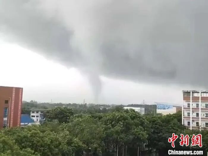 海南万宁突现龙卷风 海南万宁突现龙卷风