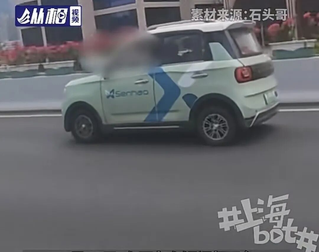 上海延安高架惊现老头乐，甚至加速超越机动车……