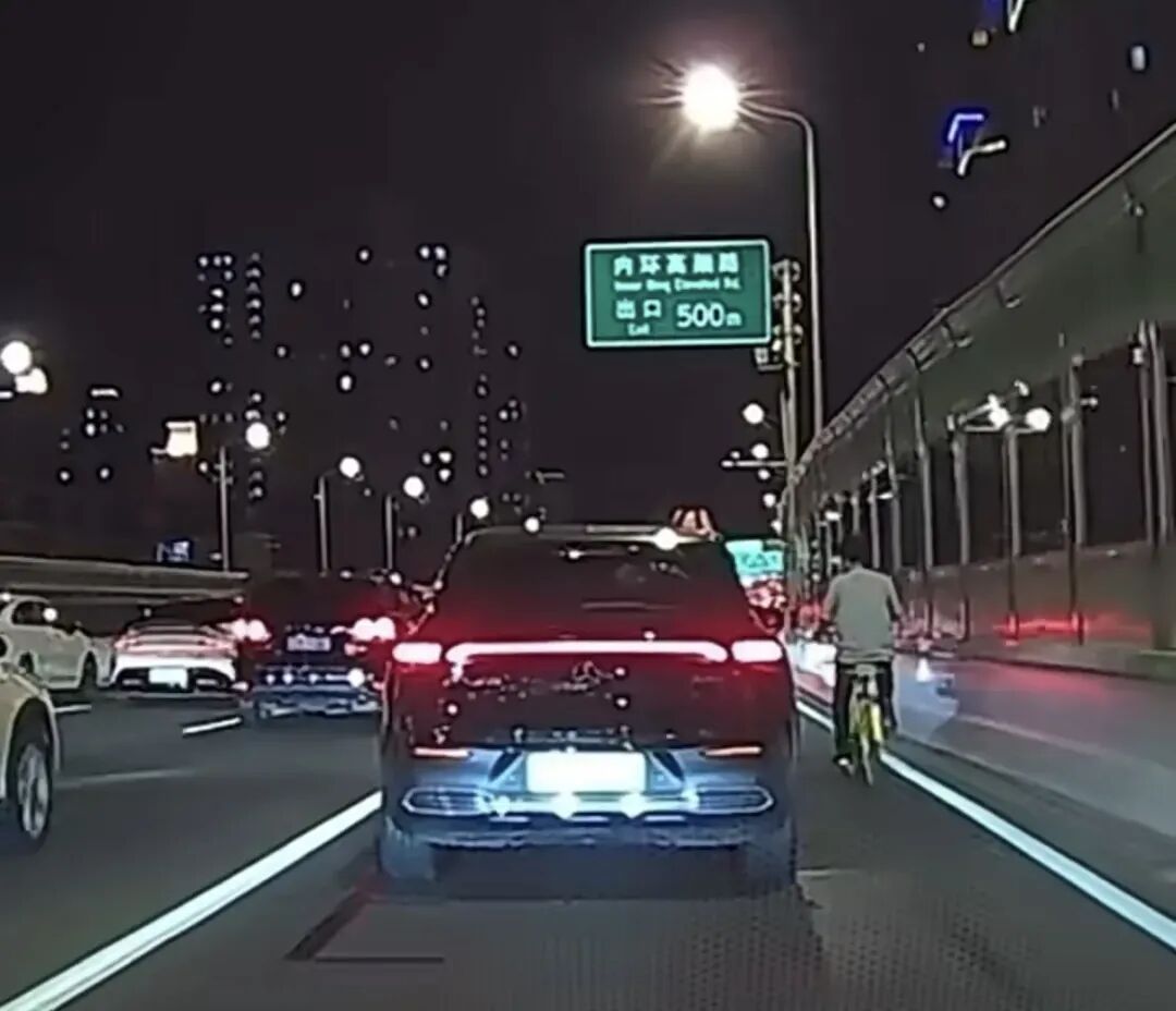上海高架惊现老头乐！挂假牌照，一度超越机动车……旁边车主急得当场打110