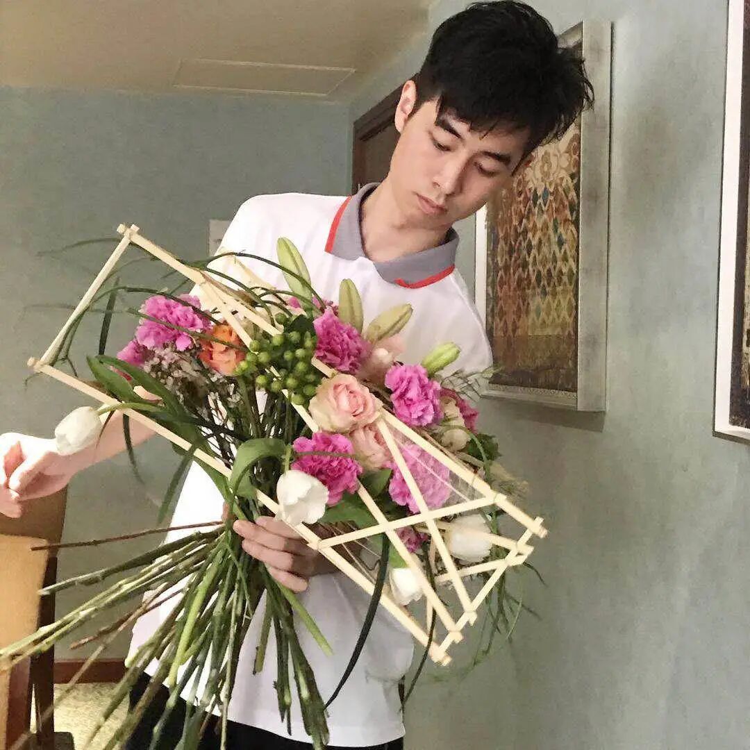 17岁摘下中国首金!这个上海少年用竹子削出“螺丝”!如何鉴赏花艺?冠军指南→ 17岁摘下中国首金!这个上海少年用竹子削出“螺丝”!如何鉴赏花艺?冠军指南→