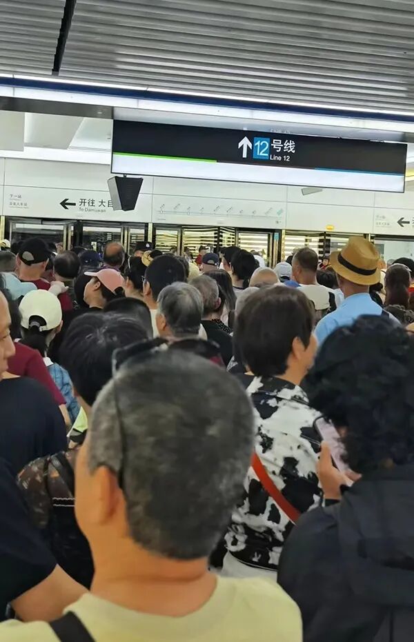 “能看海的地铁”试乘首日挤爆了,运营方紧急提醒 “能看海的地铁”试乘首日挤爆了,运营方紧急提醒